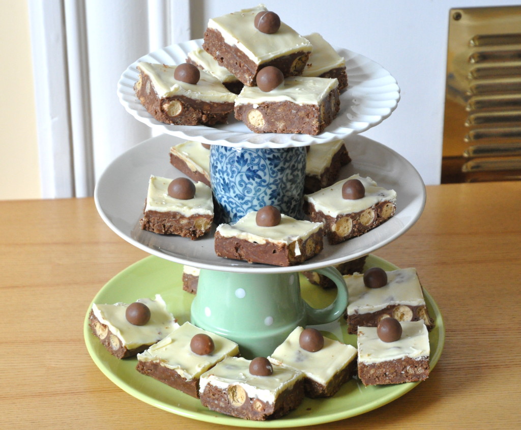 This is a supercute cakestand that I made simply by stacking plates onto upturned mugs. You can make it a permanent DIY cakestand by gluegunning the plates together. 