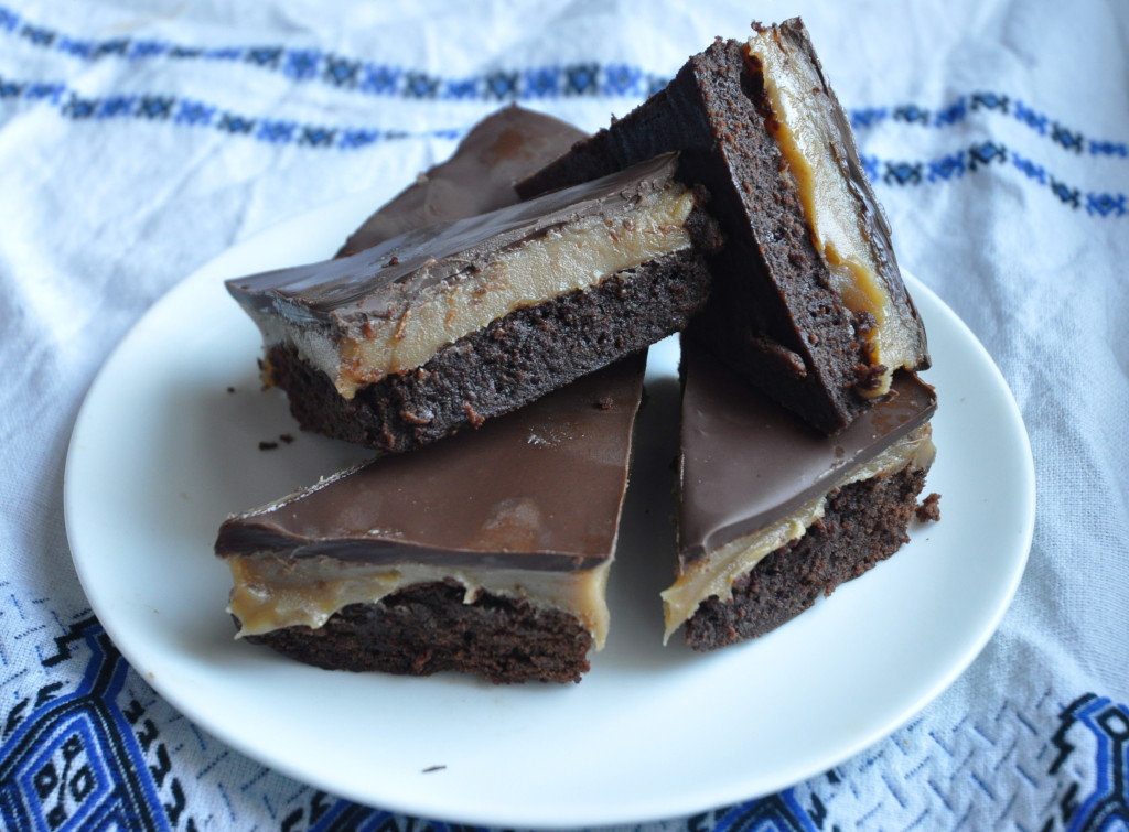 Just look at those amazingly thick layers of chocolate, caramel and brownie. 